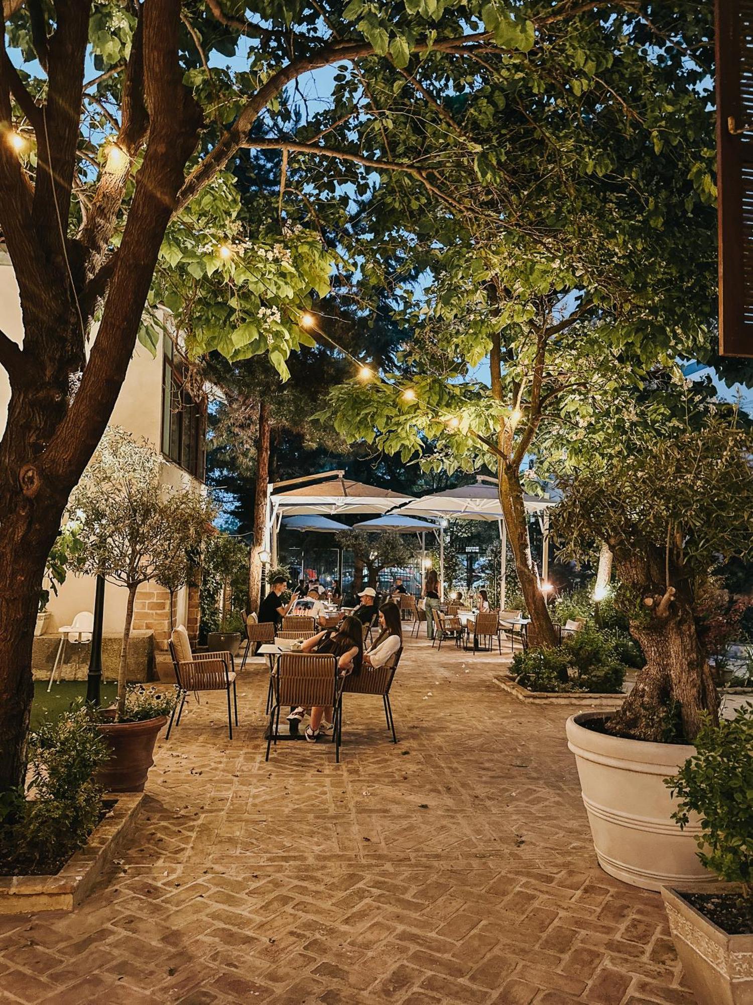 Seven Cafe & Hotel Pogradec Eksteriør billede