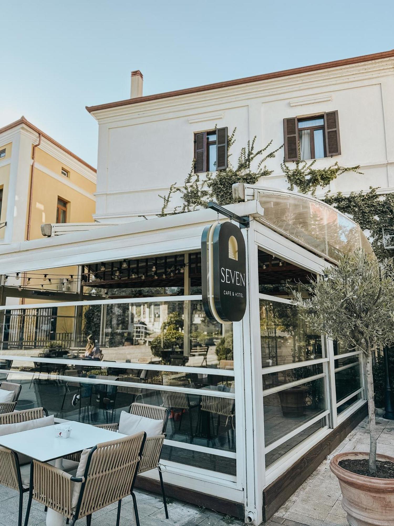 Seven Cafe & Hotel Pogradec Eksteriør billede