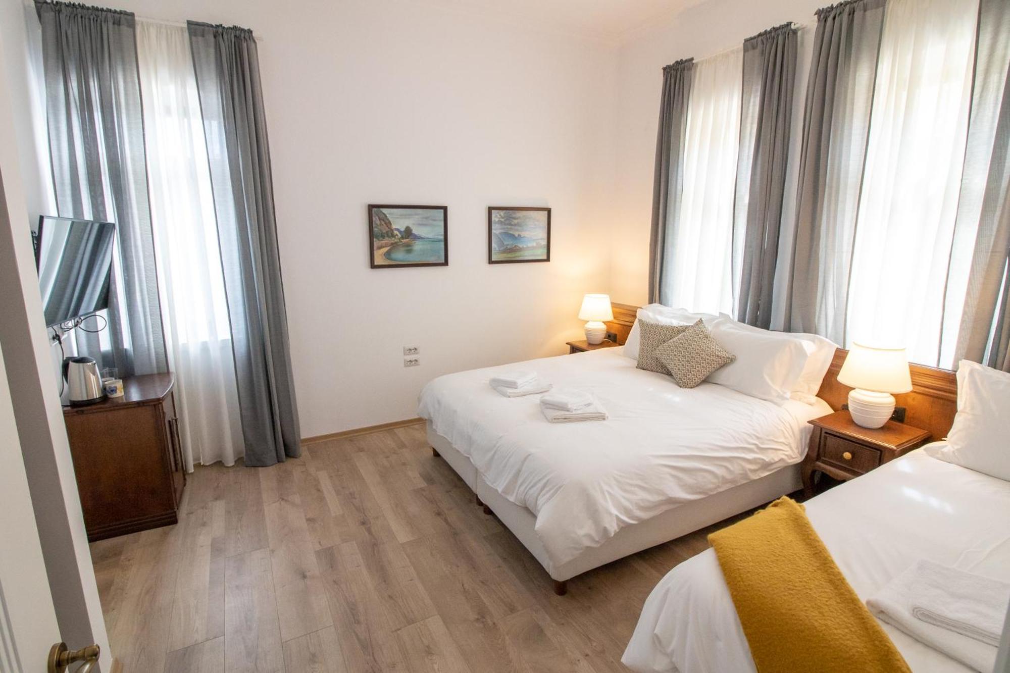 Seven Cafe & Hotel Pogradec Eksteriør billede