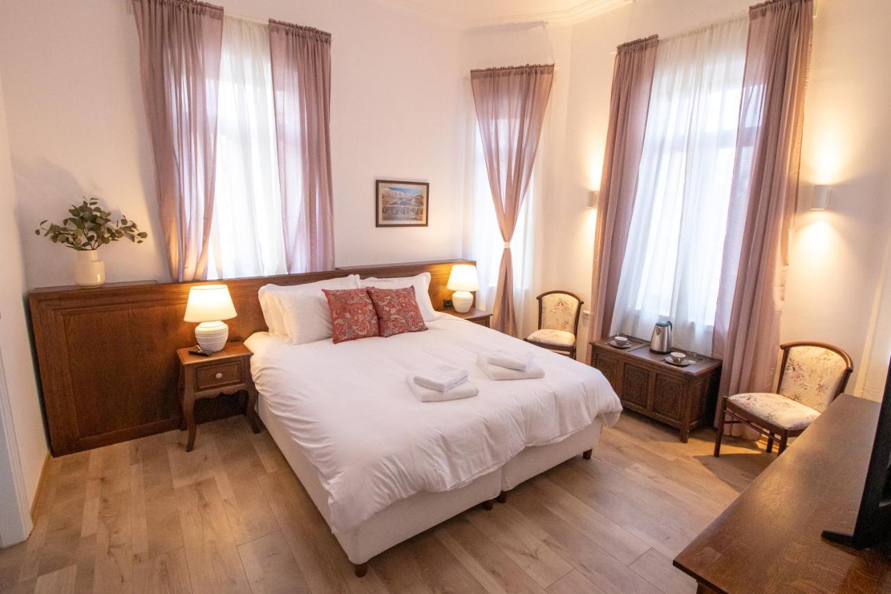 Seven Cafe & Hotel Pogradec Eksteriør billede