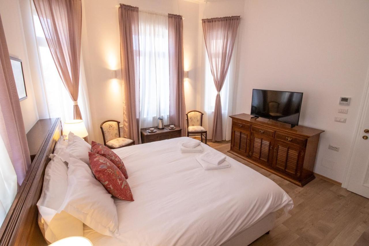 Seven Cafe & Hotel Pogradec Eksteriør billede